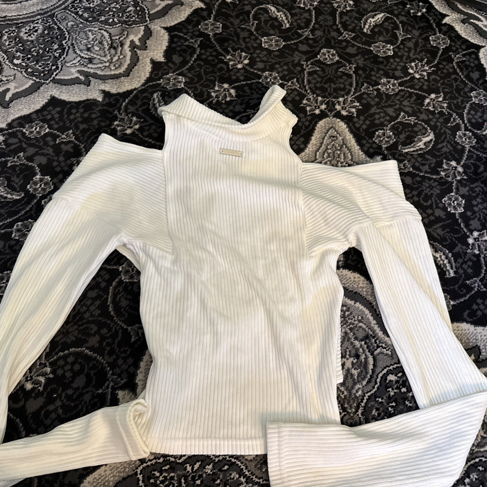 Cold-Shoulder Ribbed Zip-Neck Crop Top in Cream - Picture 6 of 7